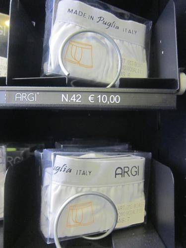 In aeroporto self service slip e calzini: l'idea a Brindisi