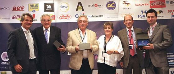 Felice Milani in giacca beige ritira il premio