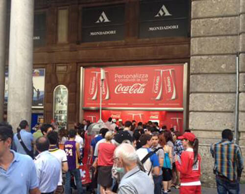 Coca-Cola personalizzata. Guarda cosa succede a Milano