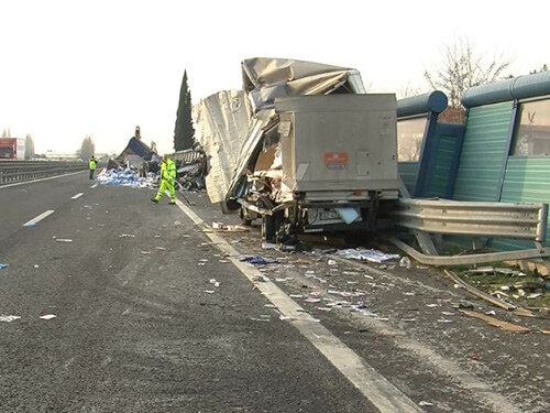 Scontro tra Tir carico di acqua San Bernardo e due auto