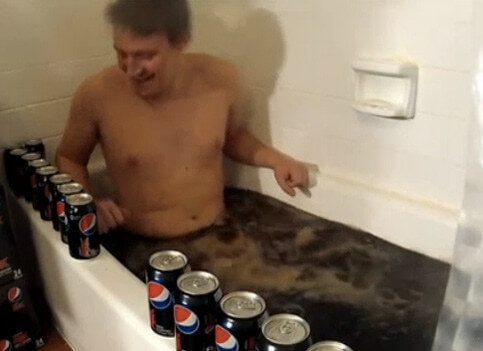 Pepsi Cola. Amarla tanto da farcisi il bagno (Video)