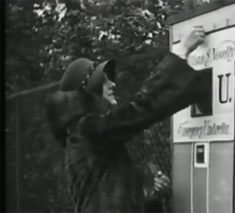 Il distributore di ombrelli è una vintage vending machine