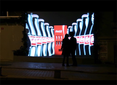 Coca-Cola festeggia l’amore con la Invisible Vending Machine (Video)