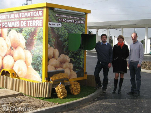 Francia. La vendita automatica di sacchi di patate funziona