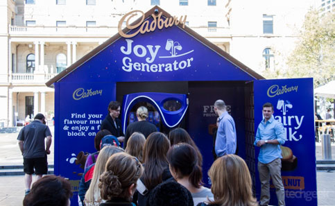 UK. La vending machine “Joy Generator” di Cadbury (Video)
