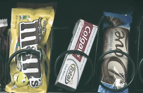 Snack e dentifricio. Colgate si promuove alle vending machine (Video)