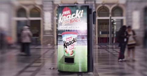 Un campo di calcio nella vending machine (Video)