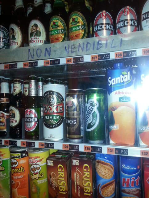 Al distributore automatico la birra c’è ma non c’è