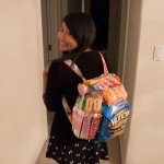 Lo zaino di una studentessa coreana contro il no agli snack delle scuole di Udine