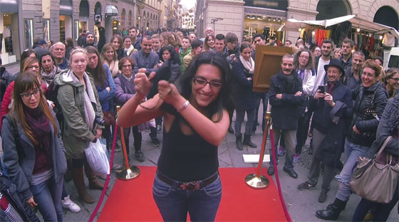 A nudo davanti al d.a. per una Carinabag (Video)