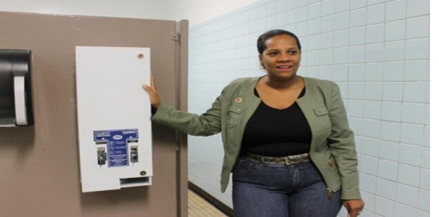 USA. Distributori automatici di assorbenti igienici nelle scuole