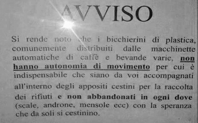 Avviso: i bicchierini di plastica non hanno piedi!