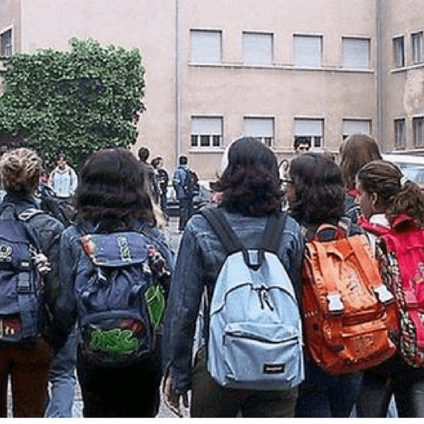 Solo junk food nei distributori? Allora, fuori dalla scuola!