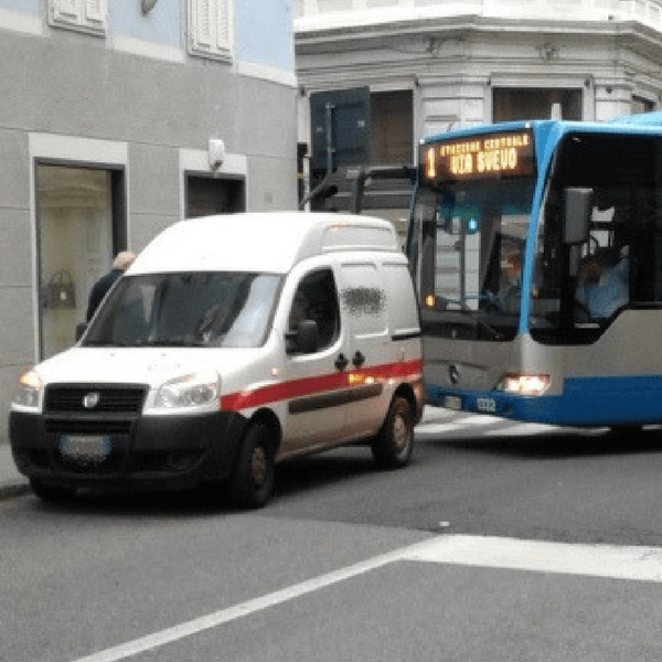 Trieste: blocca il traffico per ricaricare i distributori