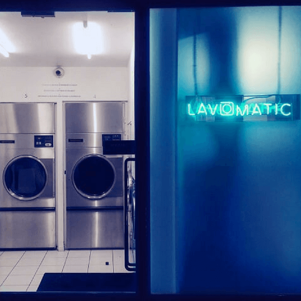 Lavomatic, la lavanderia automatica che nasconde un bar