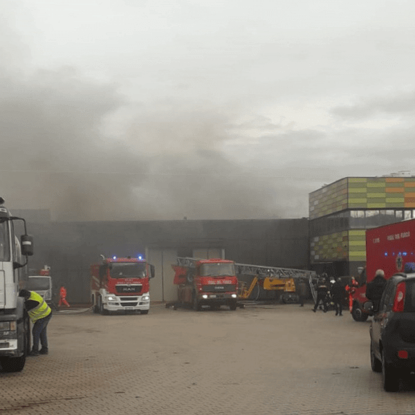 Incendio allo stabilimento Madama Oliva. Ingenti i danni