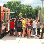 Lo street food all’ingresso delle scuole che fa concorrenza al gestore