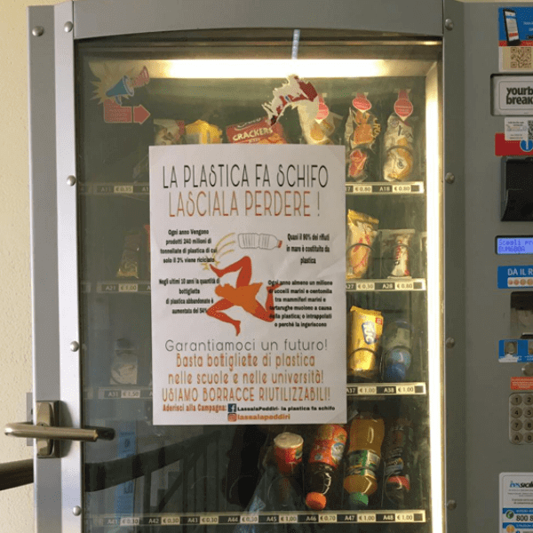 Palermo. Affissioni contro la plastica sui distributori automatici
