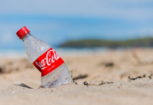 La risposta globale di Coca-Cola: non rinunciamo al PET