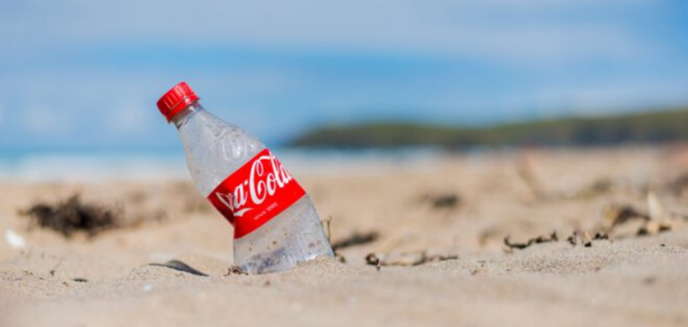 La risposta globale di Coca-Cola: non rinunciamo al PET