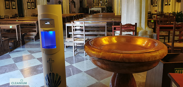 Cleanium di ARetail: non solo dispenser di gel igienizzante ma anche distributore di acqua santa Cleanium di ARetail: non solo dispenser di gel igienizzante ma anche distributore di acqua santa