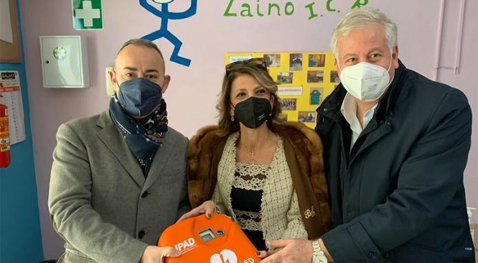 Alba Tramezzini dona un defibrillatore ad una scuola del territorio