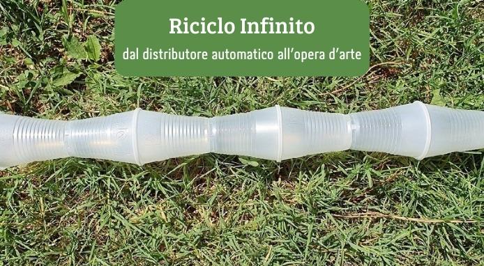 Riciclo Infinito: l’opera d’arte che nasce dal bicchiere del distributore automatico