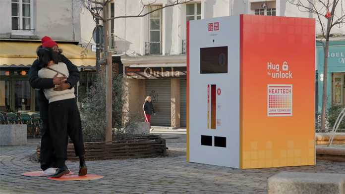 DISTRIBUTORE-AUTOMATICO-UNIQLO-ABBRACCI-694-VENDING-NEWS