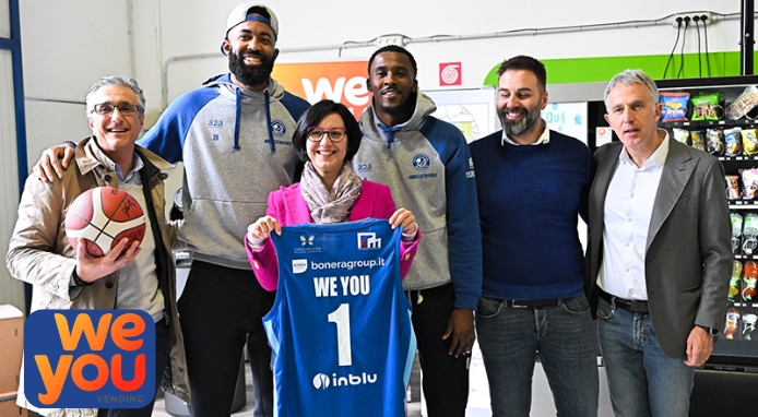 Due cestiti della Pallacanestro Brescia in visita alla WEYOU