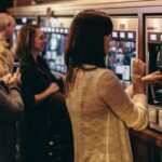 Vino self-service a Londra: Il successo dei distributori automatici di Vagabond Wines