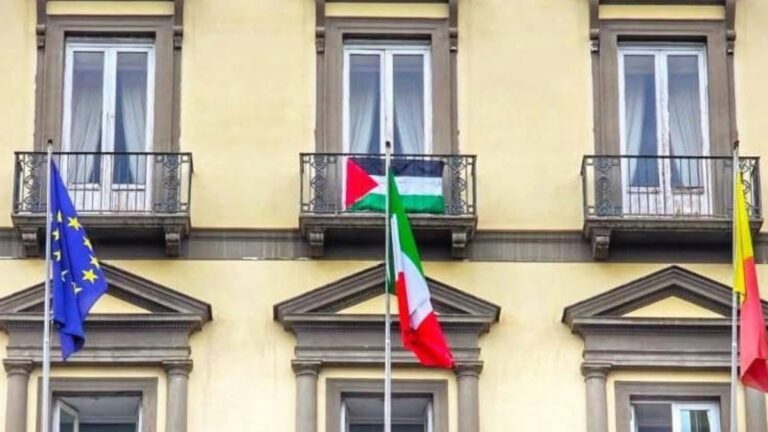 Napoli: i dipendenti comunali chiedono lo stop alla Coca-Cola nei distributori